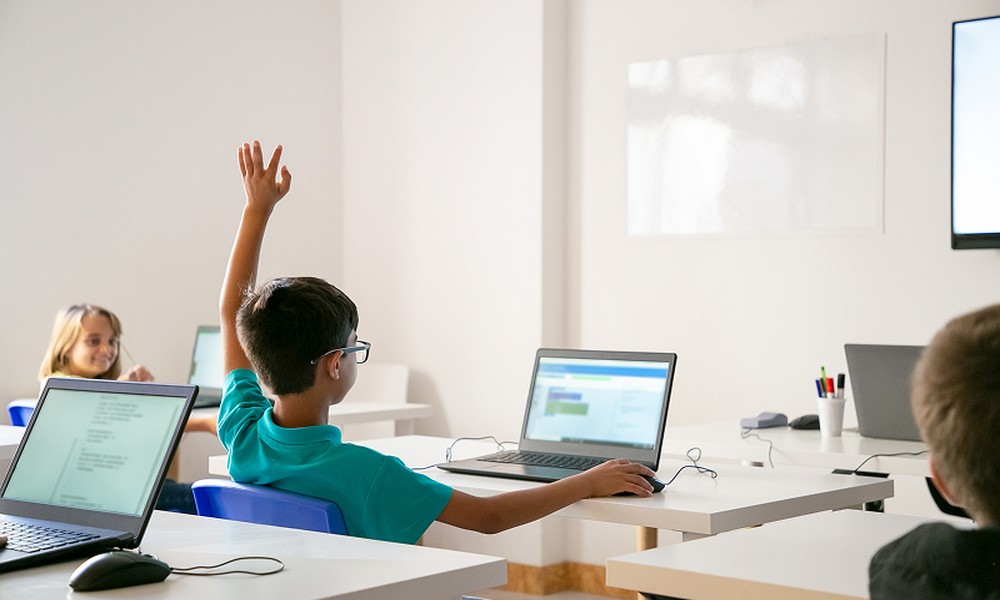 4 Benefits of Learning with an Online A Level Chemistry Tutor for Busy Students